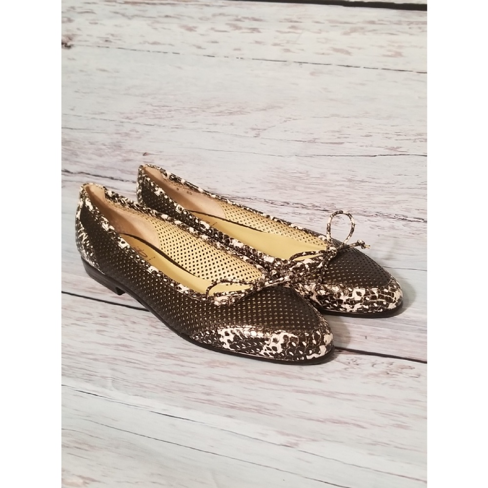 NWOT Amalfi by Rangoni Oslo Almond Too Flats